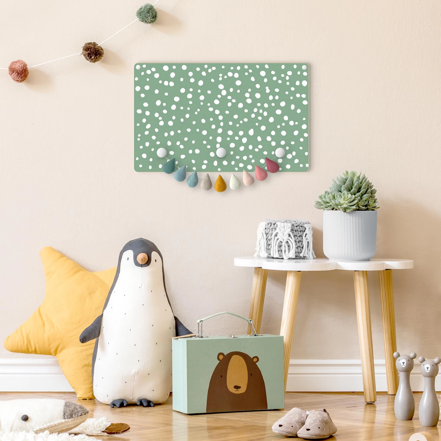 Kindergarderobe Holz - Gezeichnete Kleine Punkte Auf Moosgrün In Grün – Bild 3