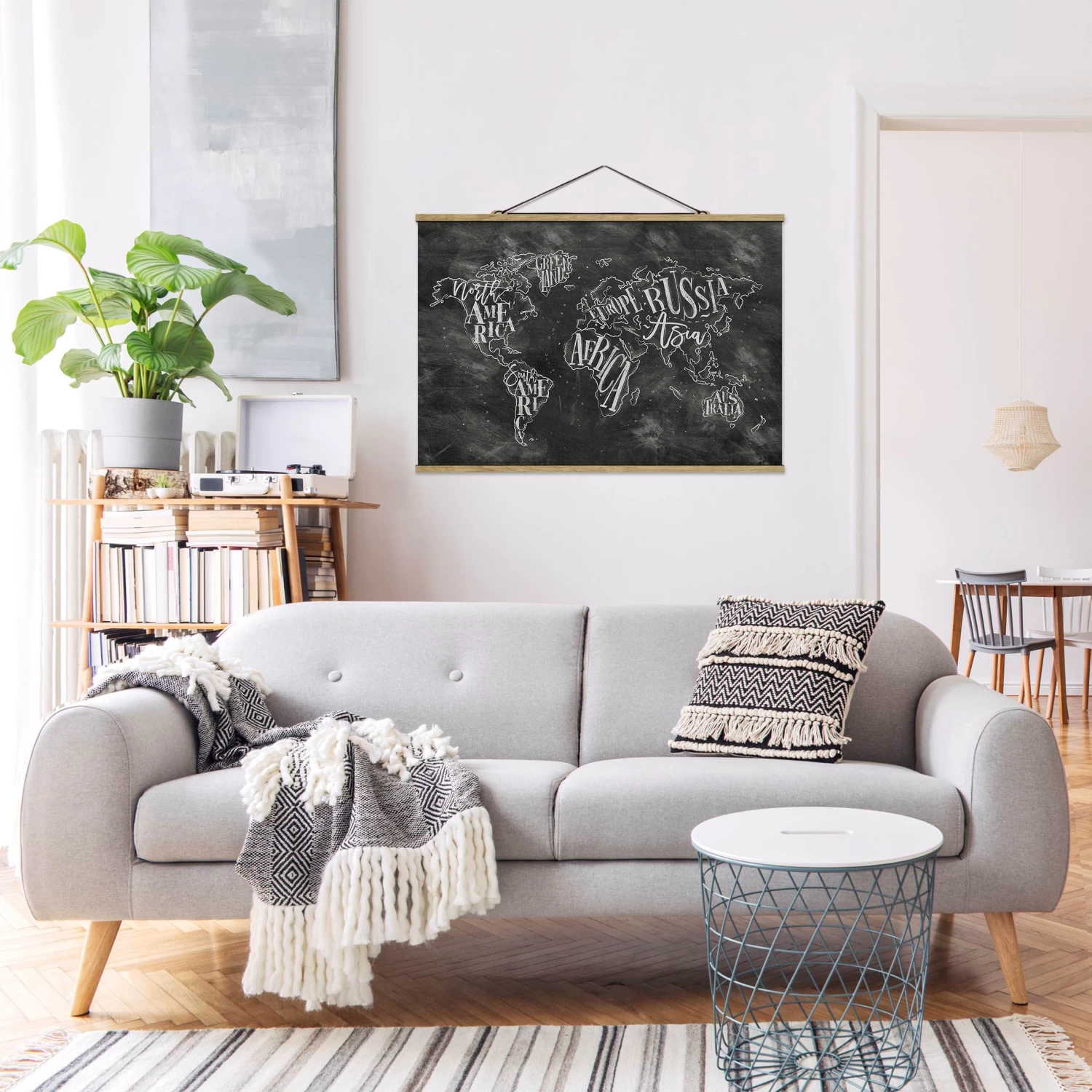 Stoffbild Mit Posterleisten - Kreide Weltkarte In Schwarz-Weiß – Bild 3